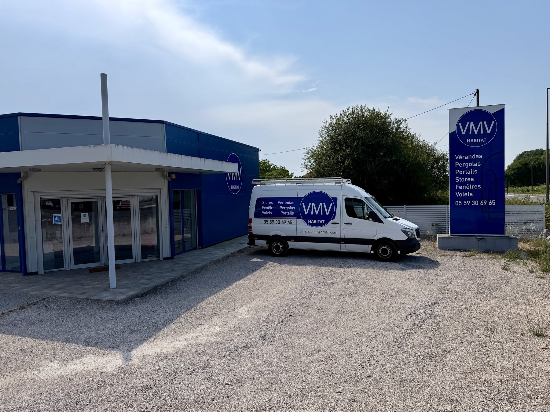 Dépôt VMV Habitat à Nousty : façade du magasin et véhicule de l'entreprise