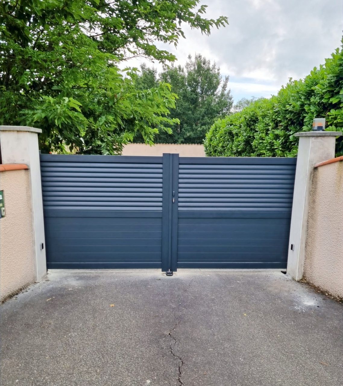 Réalisation VMV Habitat : portail aluminium posé près de Pau (64)