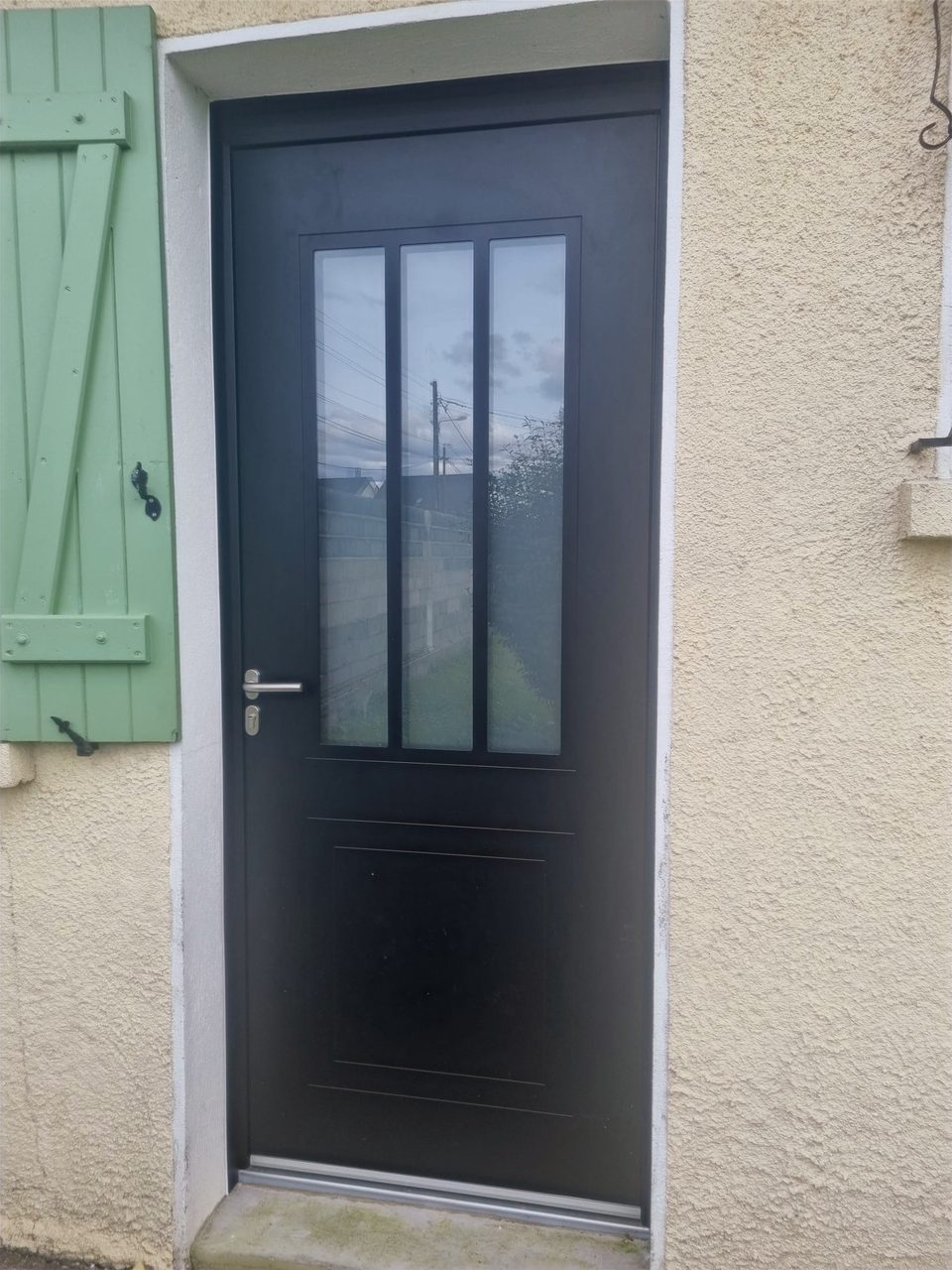 Réalisation VMV Habitat : porte d'entrée aluminium anthracite posé près de Pau (64)