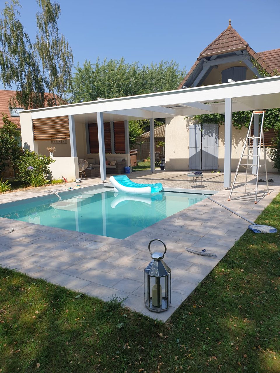Réalisation VMV Habitat : pergola au bord de la piscine posé près de Pau (64)