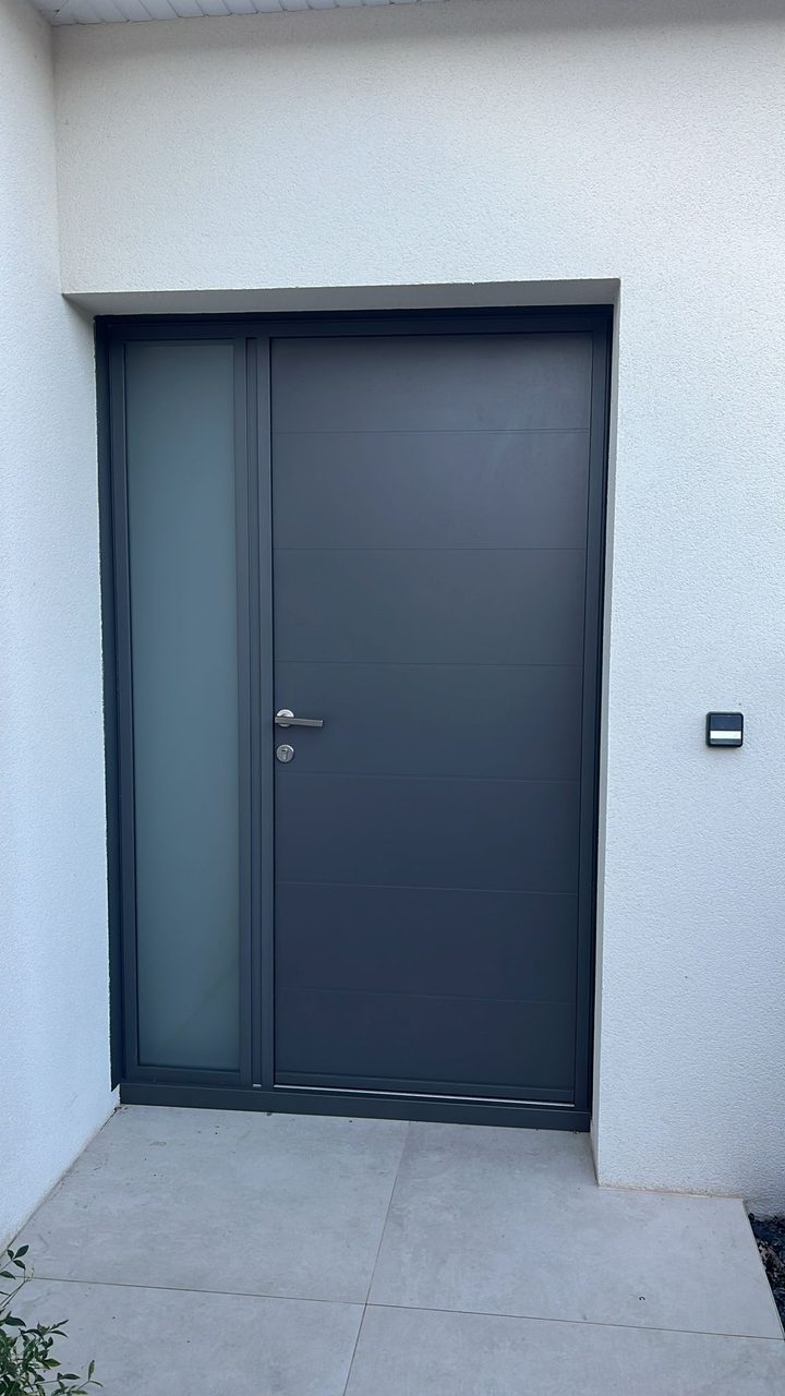 Réalisation VMV Habitat : porte d'entrée anthracite posé près de Pau (64)