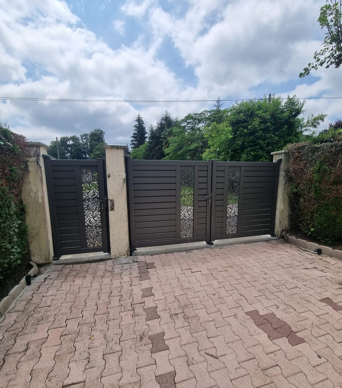 Réalisation VMV Habitat : portail aluminium sur allée pavée posé près de Pau (64)