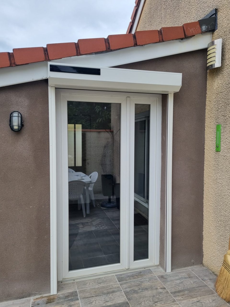 Réalisation VMV Habitat : porte d'entrée avec auvent posé près de Pau (64)