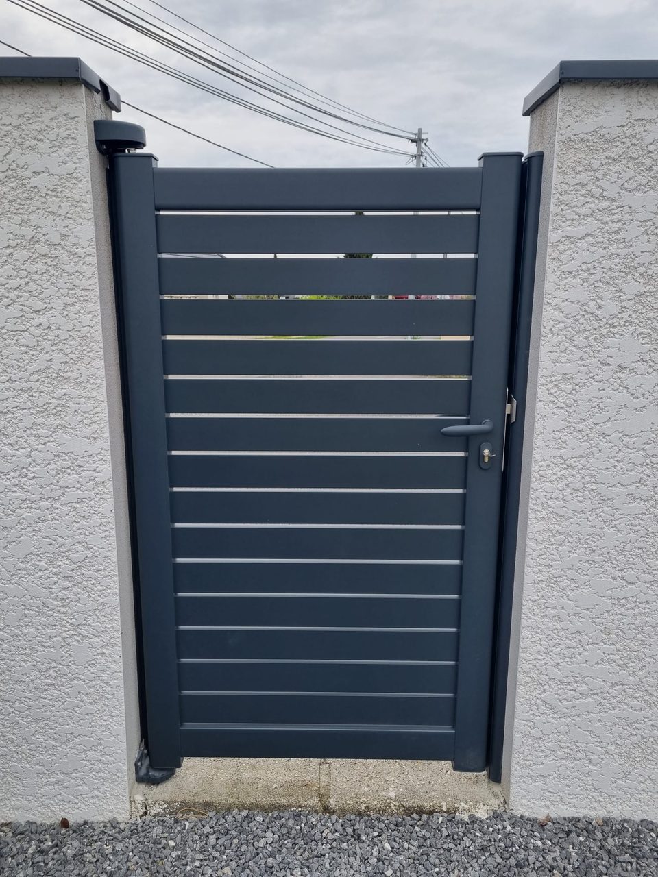 Réalisation VMV Habitat : portillon aluminium posé près de Pau (64)
