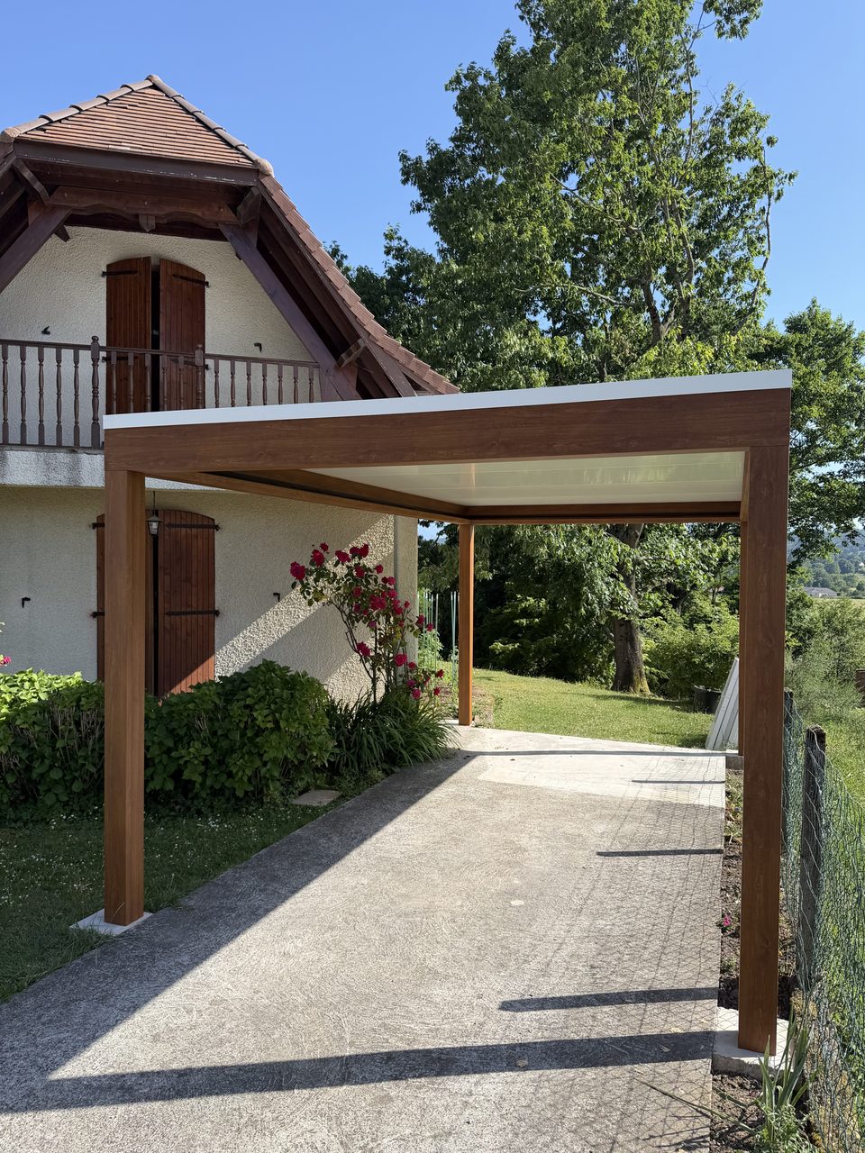 Réalisation VMV Habitat : Carport bois avec toiture pleine adossé à la maison, posé près de Pau (64)