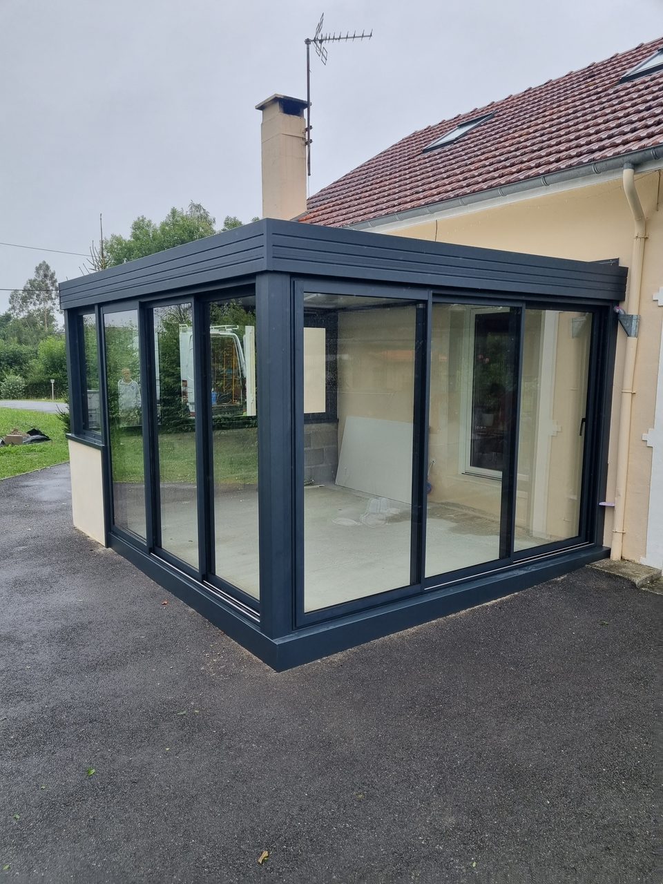 Réalisation VMV Habitat : Extension vitrée aluminium anthracite posée près de Pau (64)