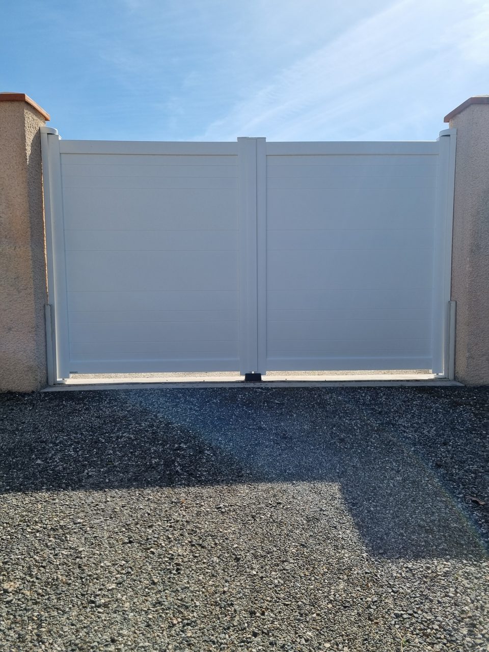 Réalisation VMV Habitat : Portail aluminium blanc plein posé près de Pau (64)