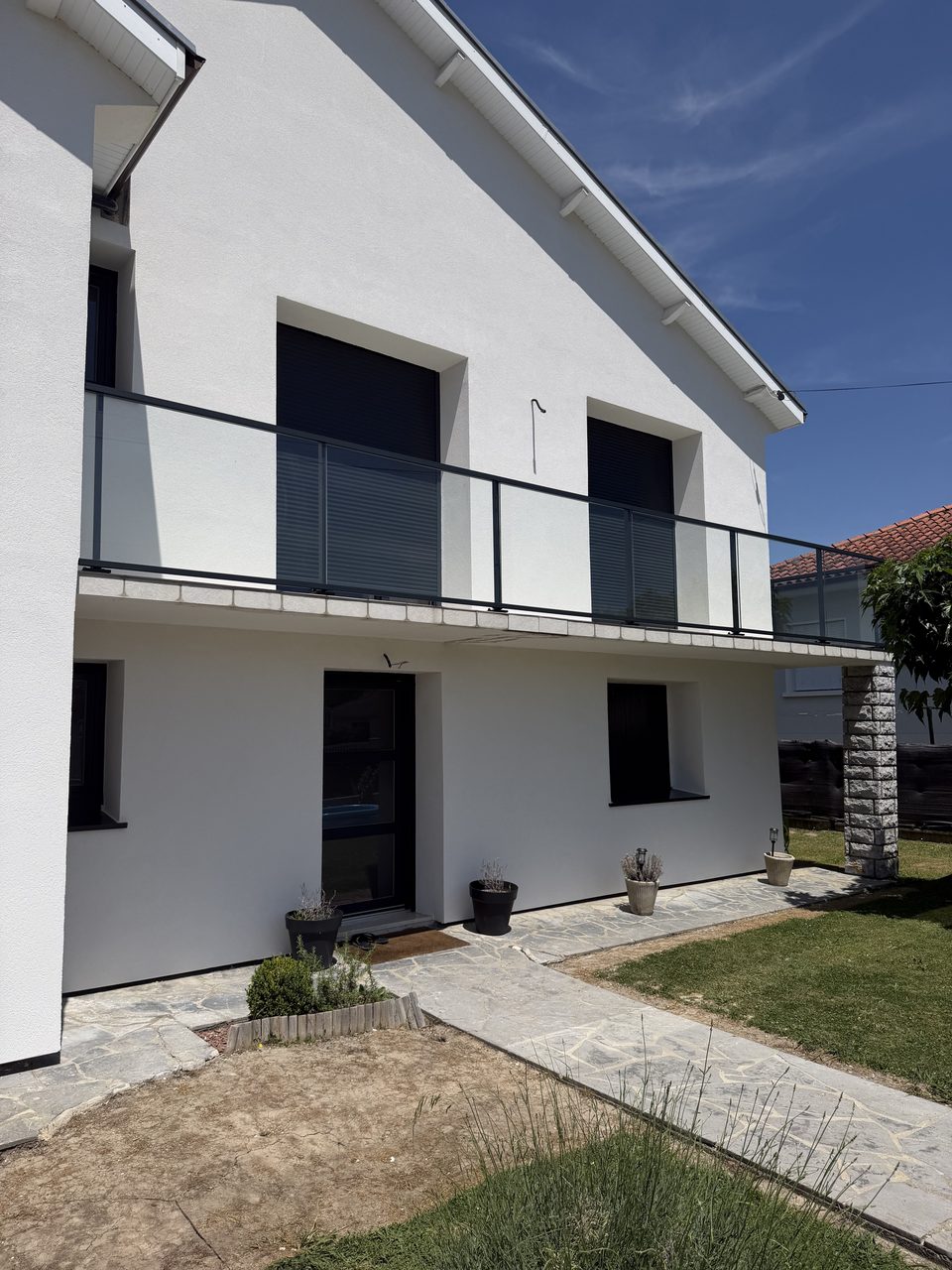 Réalisation VMV Habitat : Garde-corps aluminium sur balcon et menuiseries anthracite, posés près de Pau (64)