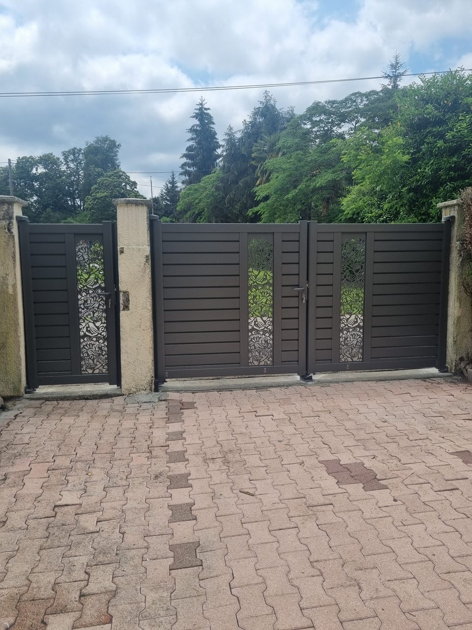 Réalisation VMV Habitat : Portail et portillon aluminium à motifs décoratifs posés près de Pau (64)