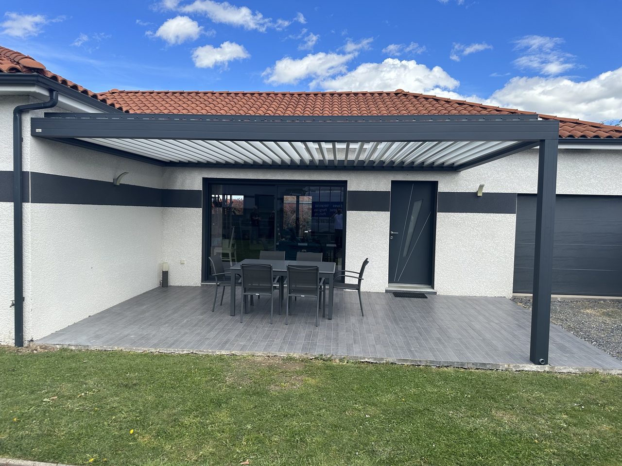 Réalisation VMV Habitat : Pergola bioclimatique adossée sur terrasse, posée près de Pau (64)