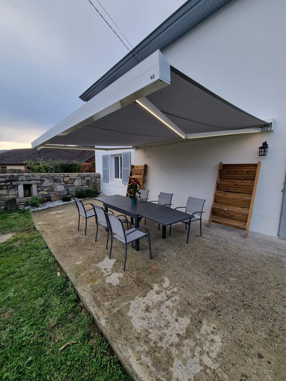 Réalisation VMV Habitat : Store banne motorisé sur terrasse posé près de Pau (64)