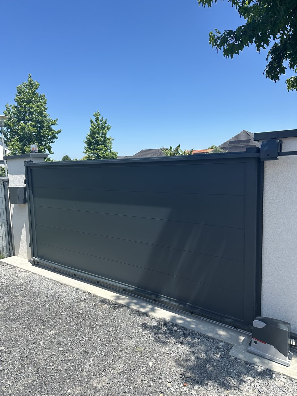 Réalisation VMV Habitat : Portail coulissant aluminium anthracite posé près de Pau (64)