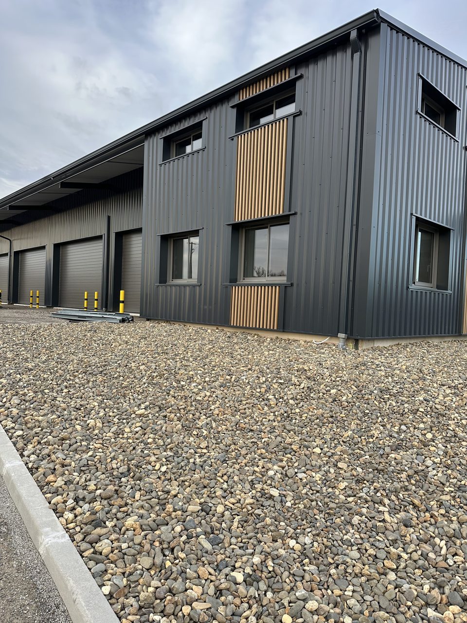Réalisation VMV Habitat : Bardage et menuiseries aluminium d'un bâtiment professionnel posés près de Pau (64)