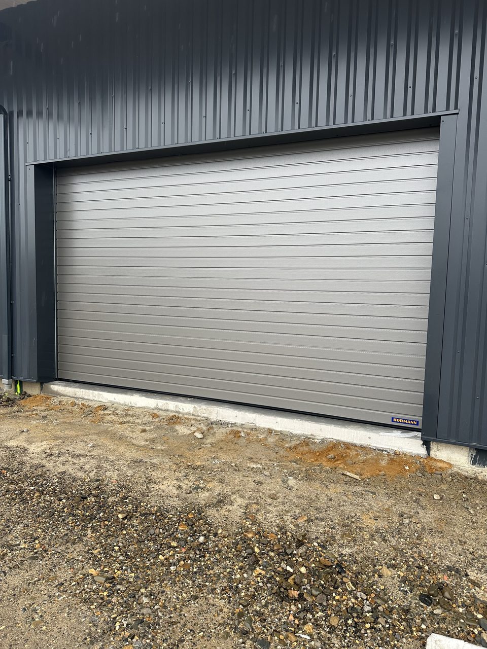 Portes de garage à Pau et Nousty
